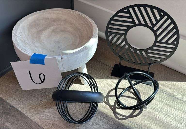 MISC HOME DECOR LOT - SEE PHOTOS