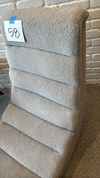 GREY FLOOR GAMING CHAIR