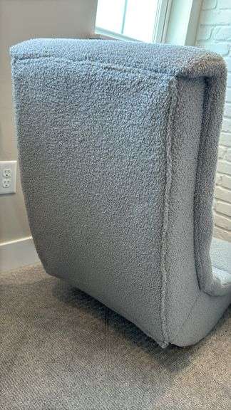 GREY FLOOR GAMING CHAIR