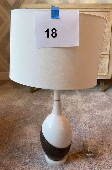 TABLE LAMP W/ SHADE
