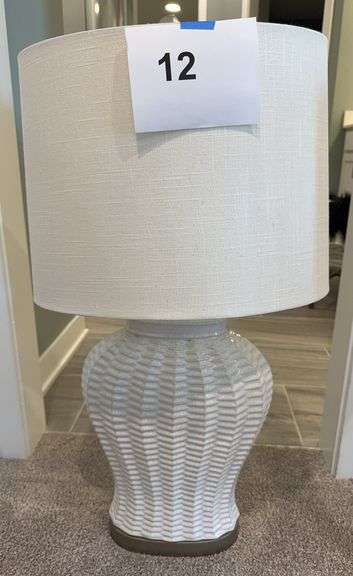 TABLE LAMP W/ SHADE