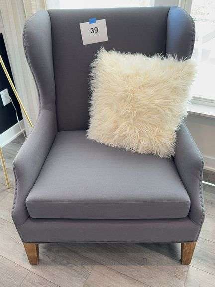 WINGBACK ACCENT CHAIR W/ THROW PILLOW - GREY
