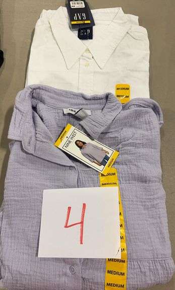 (2) WOMENS SHIRTS SIZE MEDIUM- GAP & NINE WEST