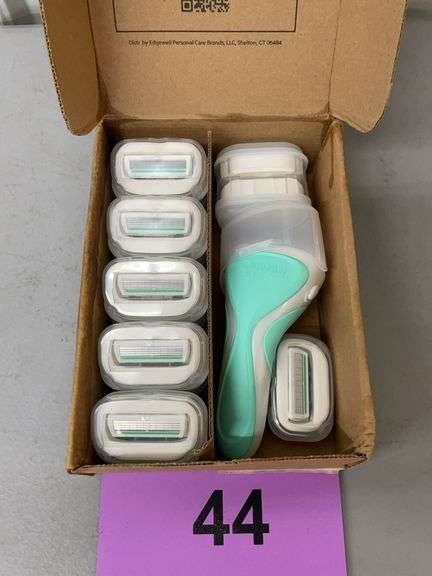 SCHICK RAZOR AND CARTRIDGES SET IN BOX