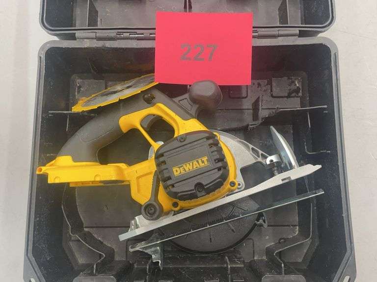 DEWALT 6-1/2" CORDLESS CIRCULAR SAW IN CASE (TOOL ONLY)