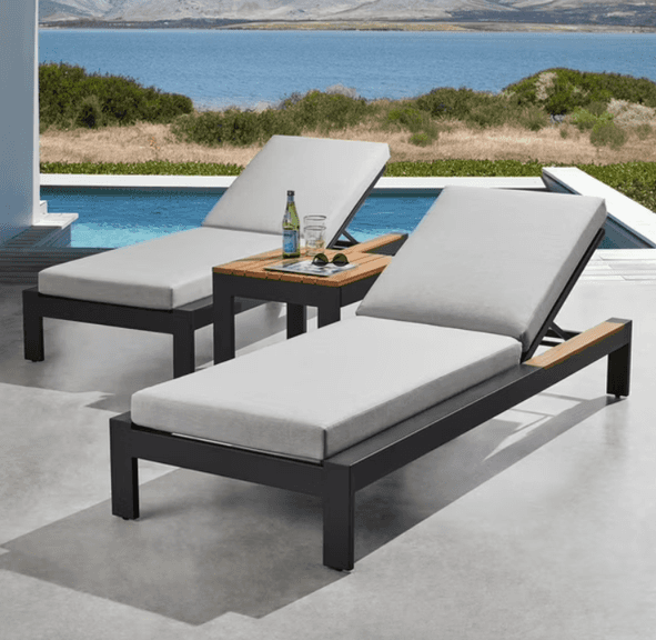 VISTA COLLECTION 3PC CHAISE LOUNGE SET W/ SIDE TABLE IN BOX