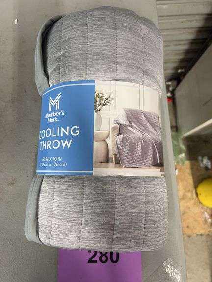 COOLING THROW BLANKET 60 IN X 70 IN