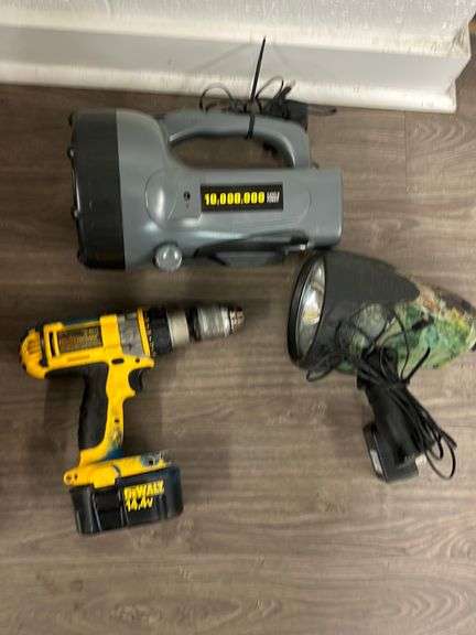 (2) SPOTLIGHTS & (1) DEWALT DRILL