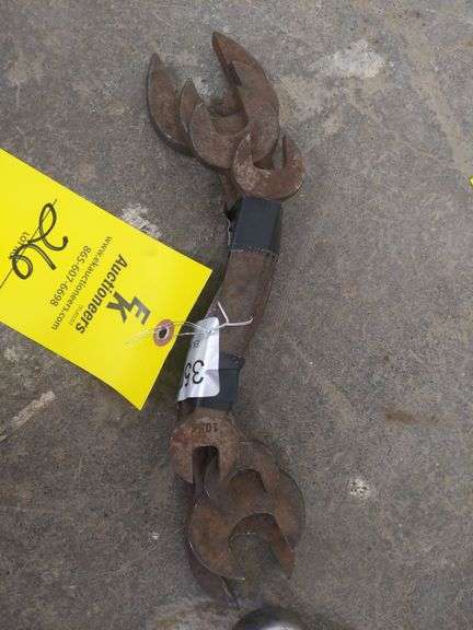 SET OF ANTIQUE ANGLE WRENCHES 1 1/4"-11/16"