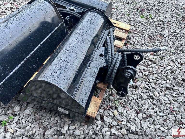 UNUSED GIYI 3 TON HYDRAULIC 32" TILT BUCKET