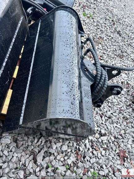UNUSED GIYI 3 TON HYDRAULIC 32" TILT BUCKET