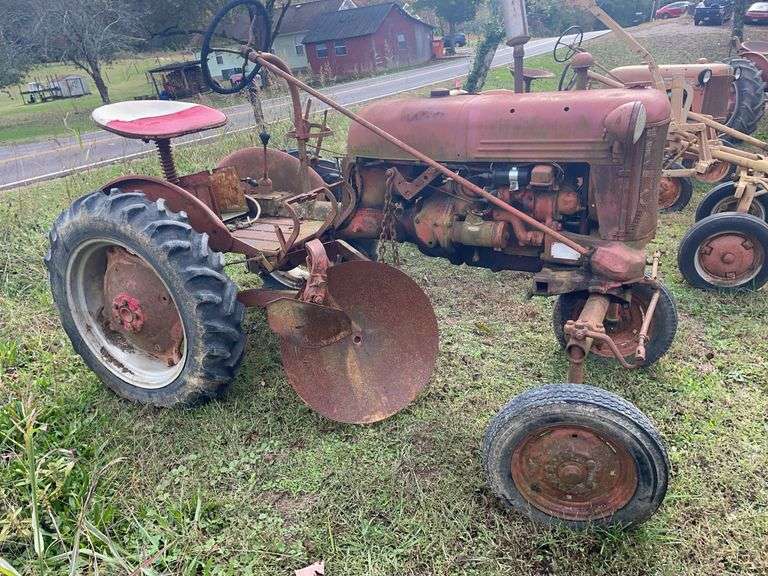 FARMALL CUB  W/ DISC PLOW