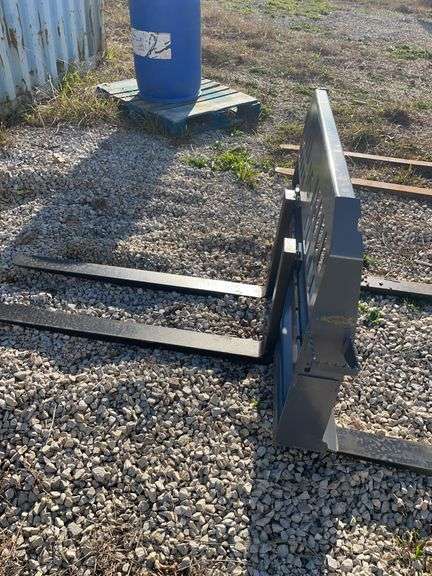 UNUSED QUICK ATTACH PALLET FORKS