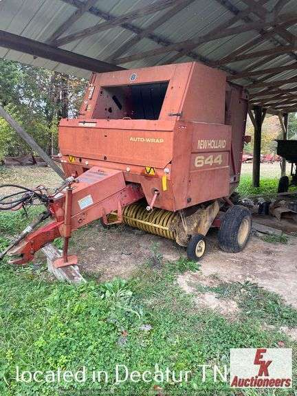 NEW HOLLAND 644 ROUND BALER