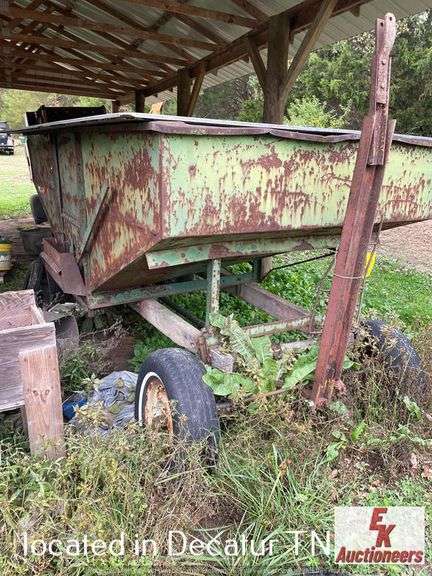 GRAVITY WAGON W/ OLD EAR CORN