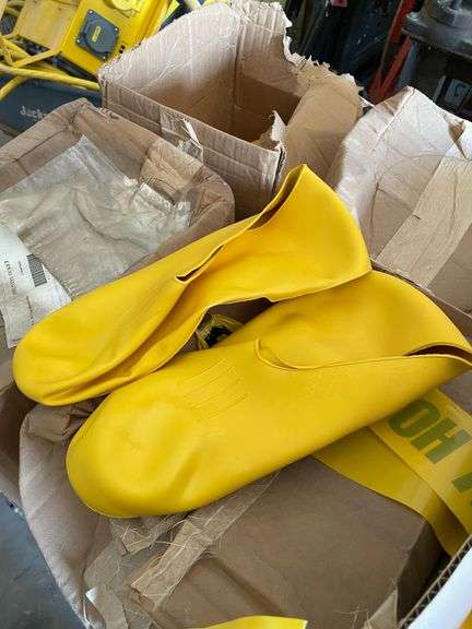 PALLET OF TOTES- ISOTONER RUBBER/NUCLEAR BOOT COVERS