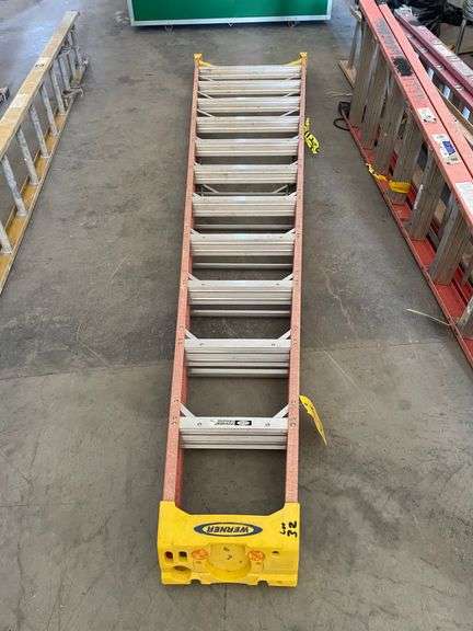 12' WERNER FIBERGLASS STEP LADDER