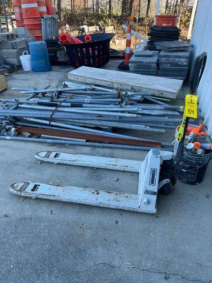 ROUGHNECK 5500LB CAPACITY FLOOR JACK