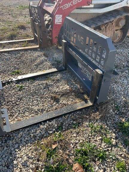 UNUSED QUICK ATTACH PALLET FORKS