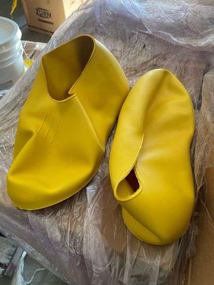 PALLET OF TOTES- ISOTONER RUBBER/NUCLEAR BOOT COVERS