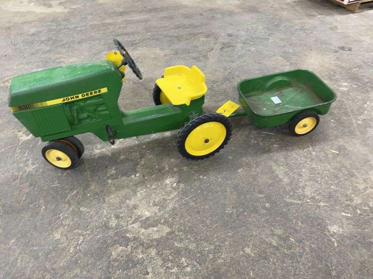 JOHN DEERE PEDAL TRACTOR W/ METAL WAGON