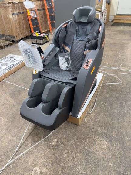 UNUSED MASSAGE CHAIR