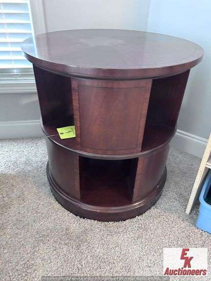 ROUND SIDE TABLE--24.5X26