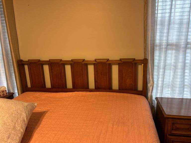 DREXEL KING SIZE HEADBOARD & METAL FRAME