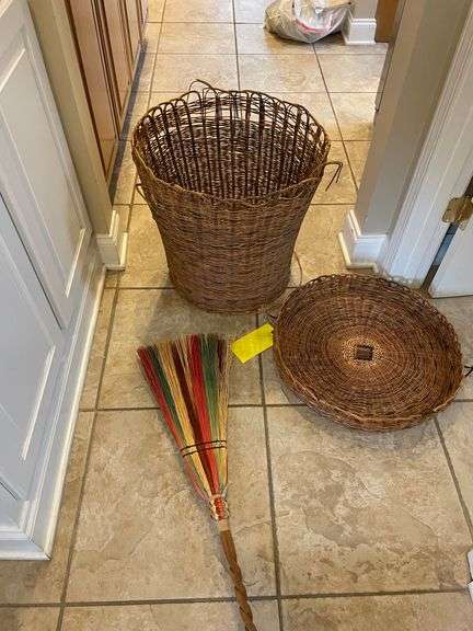 WICKER LAUNDRY HAMPER WITH LID & WICKER DECORATIVE BROOM