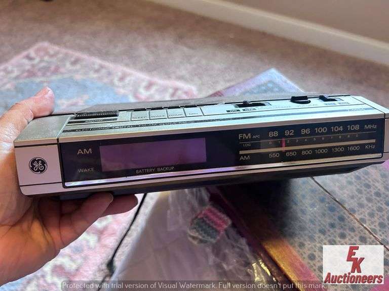 VINTAGE KEEPSAKE BOX/GE CLOCK RADIO/ VINTAGE LADIES TOPS & HANDAMDE GLOVES, PURSE