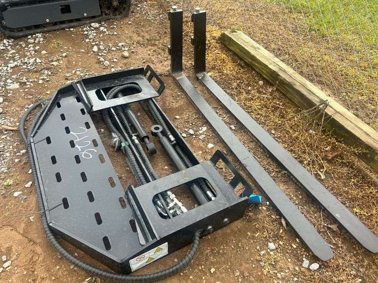 UNUSED 5' SKID STEER SIDE SHIFT PALLET FORKS