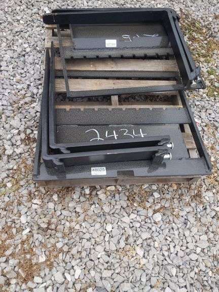 UNUSED WALK BEHIND SKIDSTEER PALLET FORKS