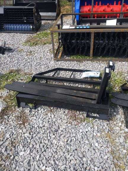UNUSED SKIDSTEER PALLET FORKS