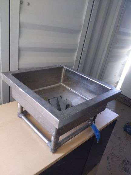 26"X26"X15" STAINLESS STEEL SINK W/ LEGS--NO STAND