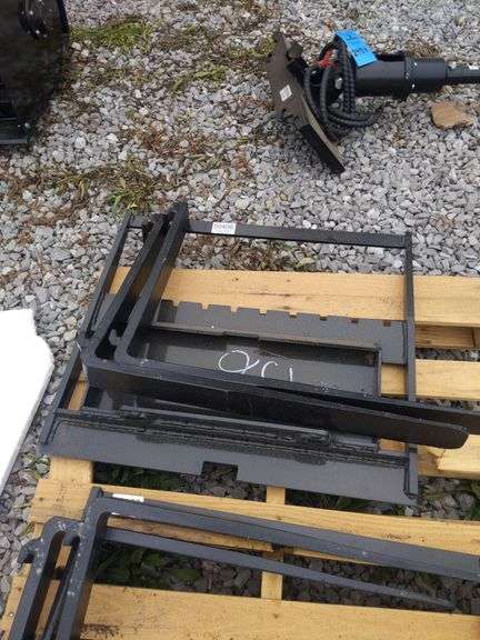 UNUSED WALK BEHIND SKIDSTEER PALLET FORKS
