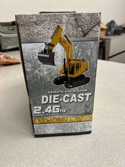 UNUSED DIE CAST REMOTE CONTROL EXCAVATOR