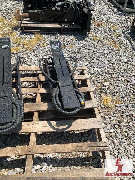 UNUSED 3TON HYDRAULIC THUMB