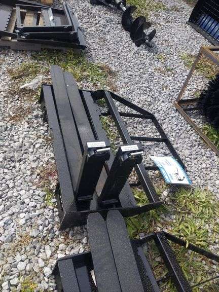 UNUSED SKIDSTEER PALLET FORKS