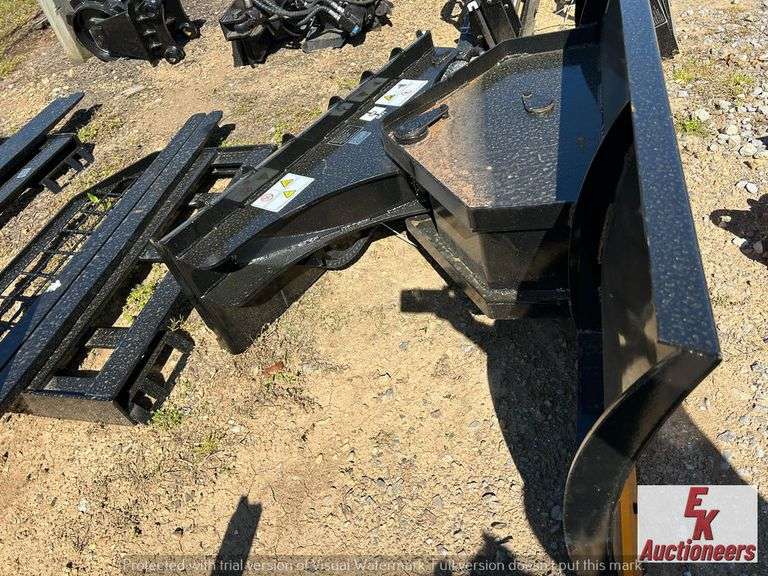 UNUSED SKID STEER QUICK ATTACH 71" SNOW PLOW