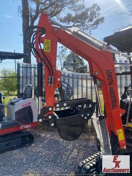 UNUSED MINI EXCAVATOR MODEL YNT18