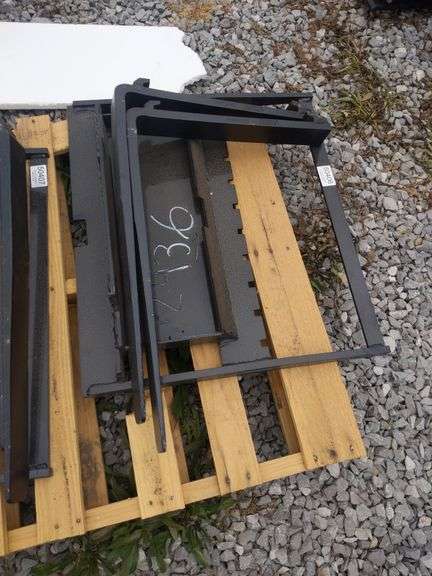 UNUSED WALK BEHIND SKIDSTEER PALLET FORKS