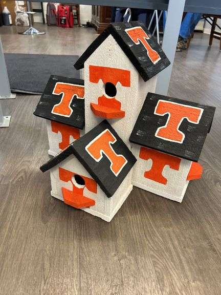 UNIVERSITY OF TN HANDMADE 20"X16"X16" BIRDHOUSE--TUNNEL TO TOWERS DONATION