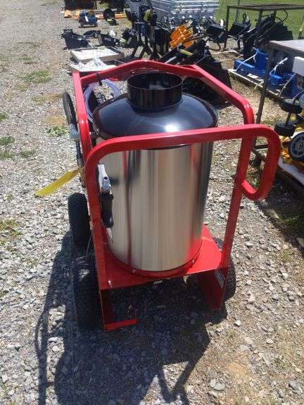 UNUSED MAGNUM 4000 GOLD HOT WATER PRESSURE WAHSER