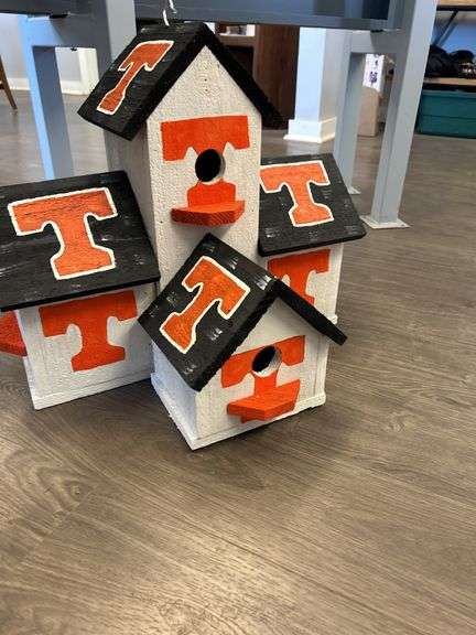 UNIVERSITY OF TN HANDMADE 20"X16"X16" BIRDHOUSE--TUNNEL TO TOWERS DONATION