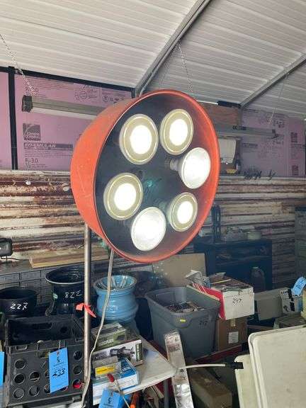 TALL SHOP LIGHT --WORKING