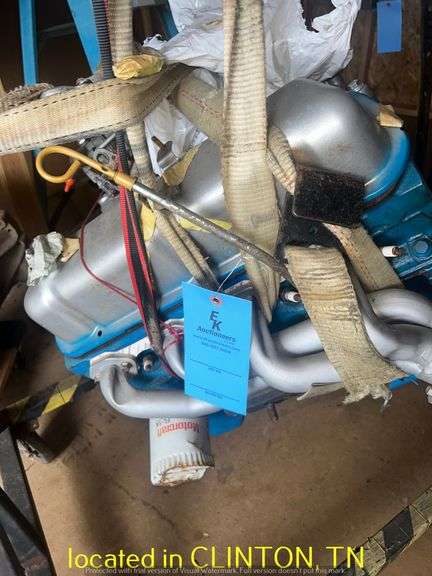 V8 FORD ENDINE WITH HOLLEY CARBURATOR ELDEBROCK HEAD ON STAND-OPERATION UNKNOWN