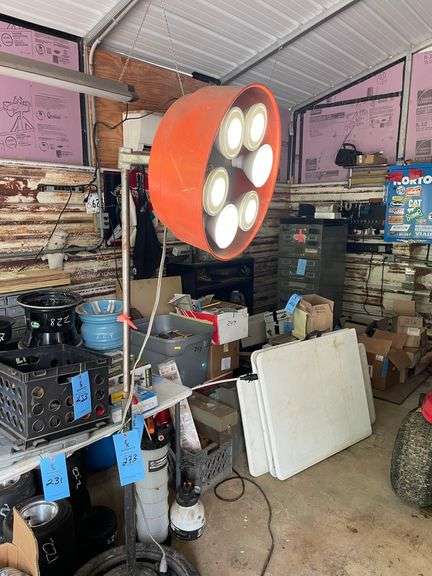TALL SHOP LIGHT --WORKING