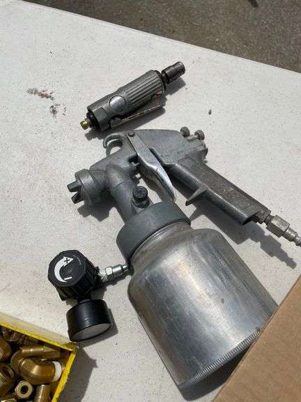 BOX OF FASTENERS/3 CAR JACKS/2 VAC PUMPS/JUGNUTS/SPARKPLUGS