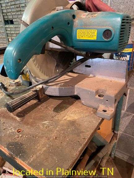 MAKITA 10" MITER SAW--POWERED ON