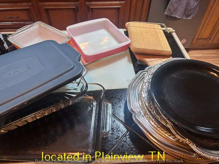 VINATGE PYREX/PLASTIC CHARGERS&SERVING TRAYS/CASSEROLE DISH/2CHEESE BOARDS/CUTTING BOARDS